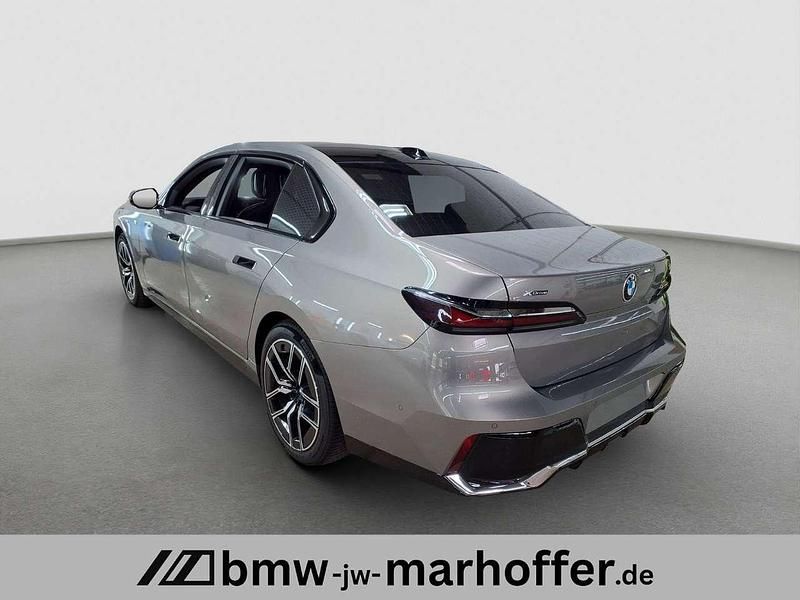 Gebraucht BMW 740 M Sport 286 PS (210 kW) 2025 Oxidgrau metallic Limousine