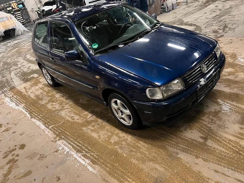 Blau Gebraucht 1998 VW Polo Limousine | 299 € (Superpreis) - Bild 1/4