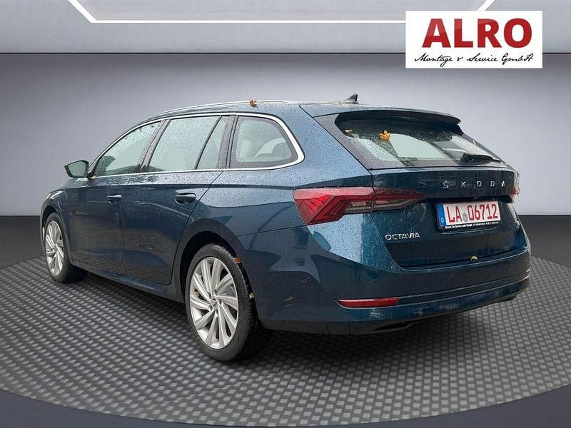 Gebraucht Skoda Octavia Style 204 PS (150 kW) 2022 Modra lava/lava blau Kombi