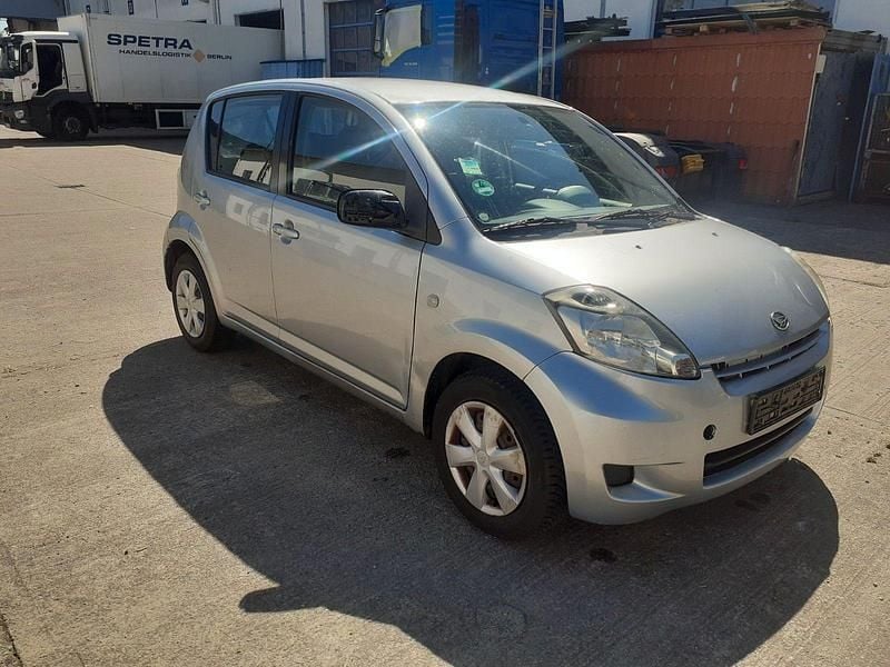 Gebraucht Daihatsu Sirion 69 PS (50 kW) 2009 Silber Kleinwagen