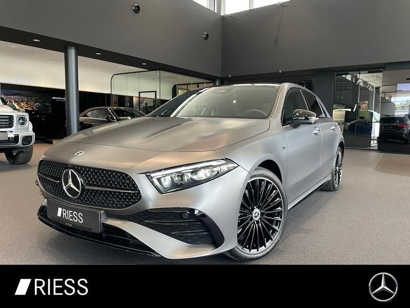 Manufaktur magno lack manufaktur mountaingrau magn Gebraucht 2025 Mercedes A250 AMG Limousine | 48.850 € - Bild 1/4