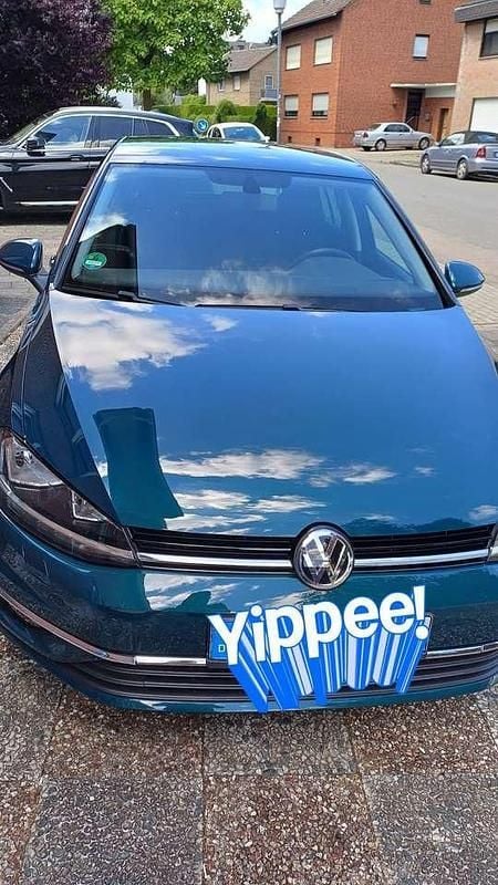 Grün Gebraucht 2018 VW Golf VII Sound Kleinwagen | 13.500 € (Fairer Preis) - Bild 1/4
