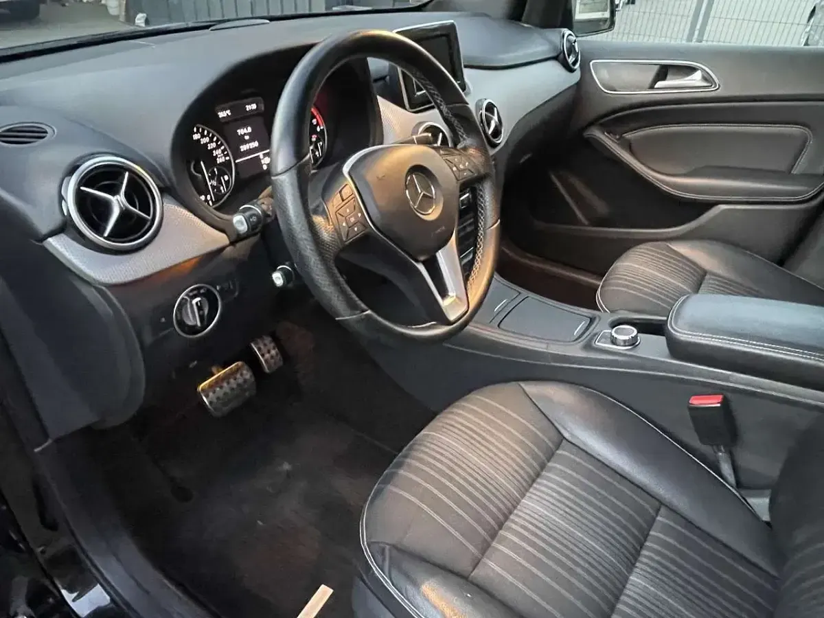 Gebraucht Mercedes B180 Sport 109 PS (80 kW) 2013 Kosmosschwarz  metalliclack Kleinwagen