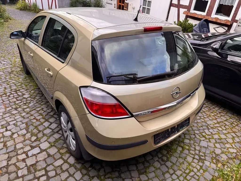 Gebraucht Opel Astra 105 PS (77 kW) 2004 Gold Limousine