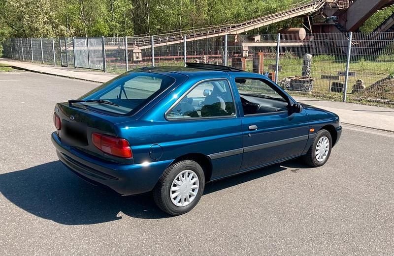 Second-hand Ford Escort 75 CP (55 kW) 1995 Albastru Coupe