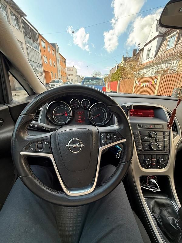 Gebraucht Opel Astra 102 PS (75 kW) 2010 Limousine