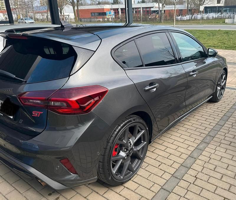 Grau Gebraucht 2024 Ford Focus S Limousine | 32.800 € (Fairer Preis) - Bild 1/4