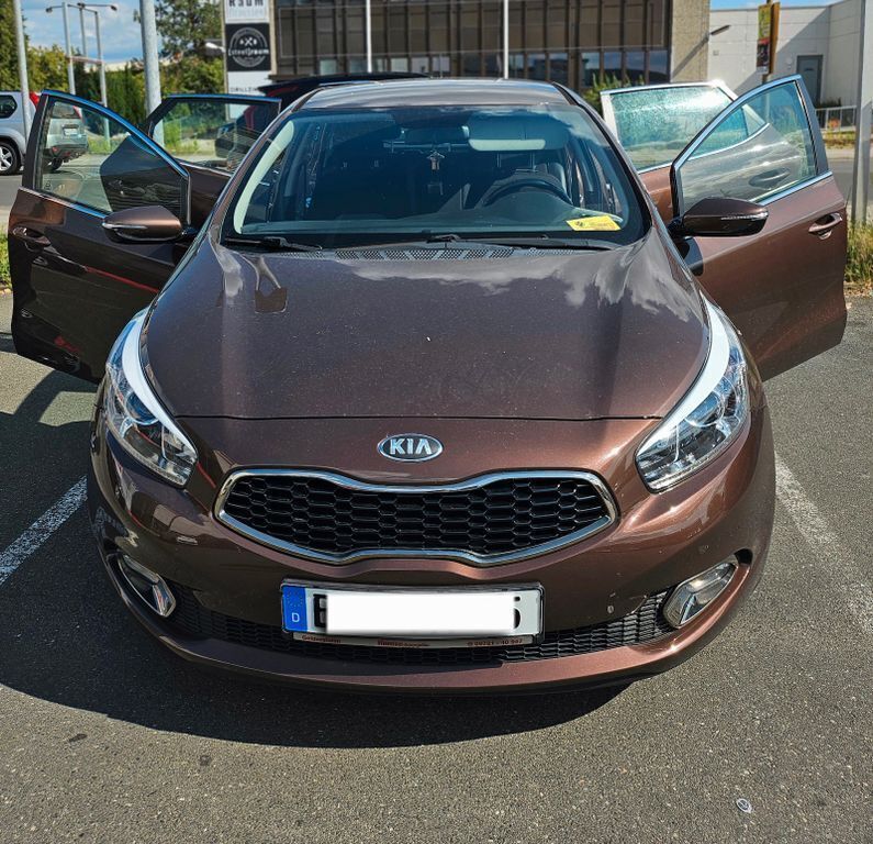 Schwarz Gebraucht 2013 Kia Ceed Vision Limousine | 7.900 € (Etwas zu teuer) - Bild 1/4