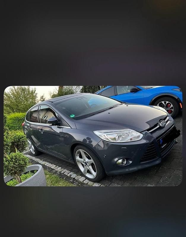 Blau Gebraucht 2011 Ford Focus Limousine | 4.500 € - Bild 1/4