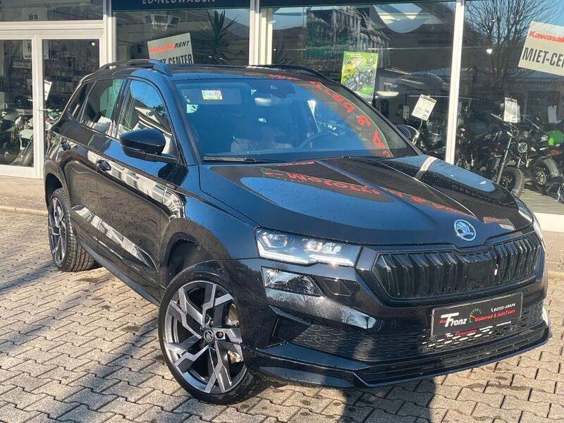 Schwarz Neu 2025 Skoda Karoq SportlinePlus SUV | 37.290 € (Etwas zu teuer) - Bild 1/4