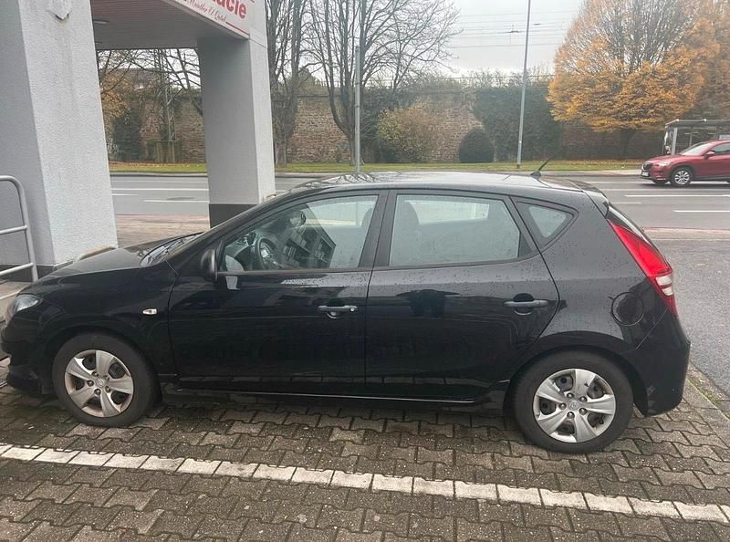 Gebraucht Hyundai i30 90 PS (66 kW) 2012 Schwarz Kleinwagen