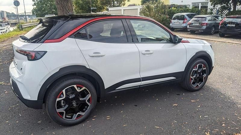 Weiß Gebraucht 2023 Opel Mokka-e SUV | 22.997 € (Etwas zu teuer) - Bild 1/4