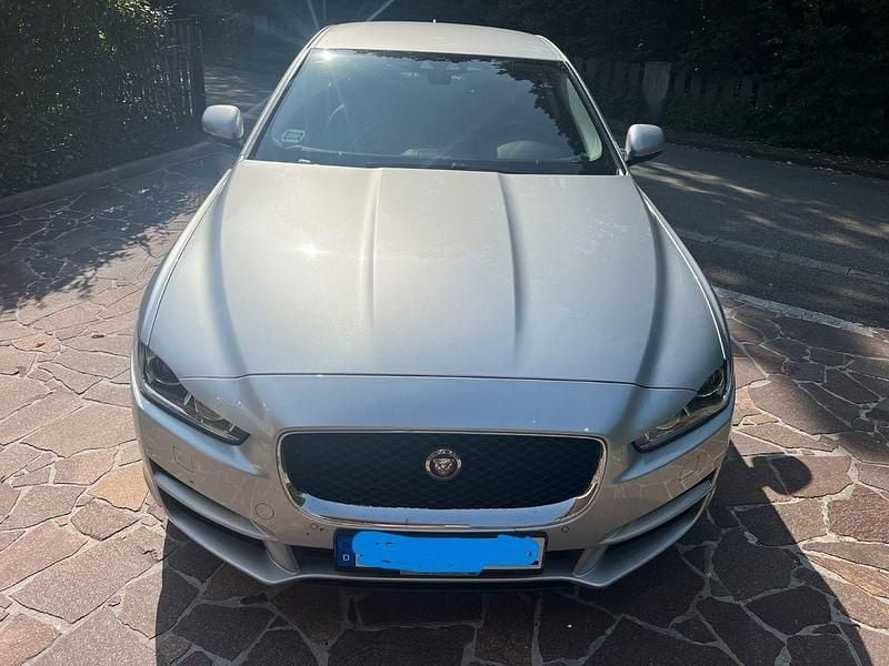 Silber Gebraucht 2017 Jaguar XE Prestige Limousine | 22.000 € (Fairer Preis) - Bild 1/4