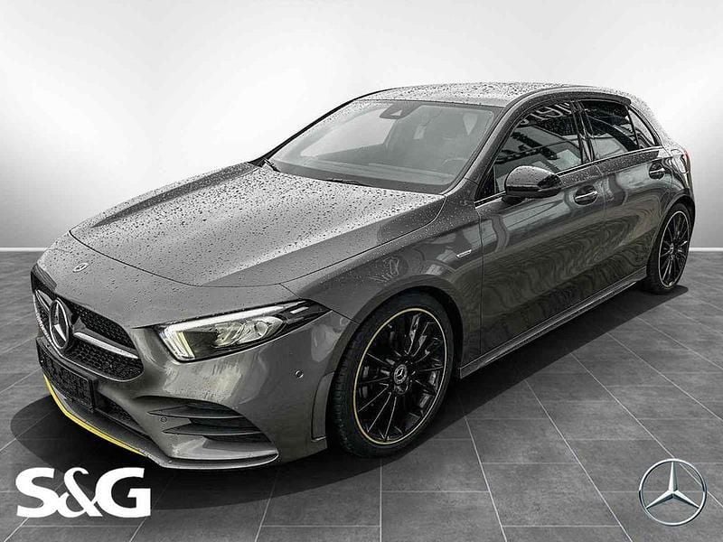 Metalliclack mountaingrau Gebraucht 2018 Mercedes A200 AMG Limousine | 23.777 € (Fairer Preis) - Bild 1/4