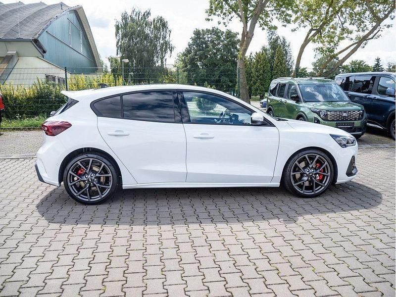 Neu Ford Focus ST 280 PS (205 kW) 2025 Frozen white Limousine