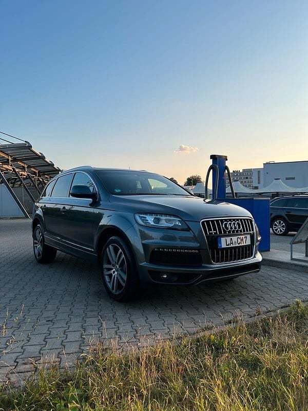 Grau Gebraucht 2014 Audi Q7 SUV | 18.499 € (Fairer Preis) - Bild 1/4