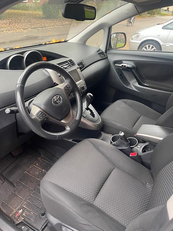 Gebraucht Toyota Verso 150 PS (110 kW) 2009 Silber Van / Kleinbus