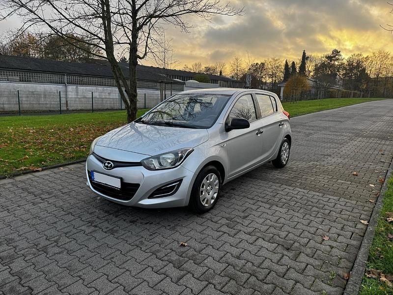 Silber Gebraucht 2013 Hyundai i20 Edition Limousine | 3.550 € (Fairer Preis) - Bild 1/4