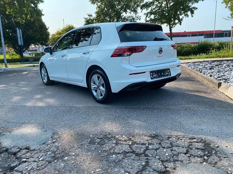 Gebraucht VW Golf VIII 110 PS (80 kW) 2024 Weiß Limousine