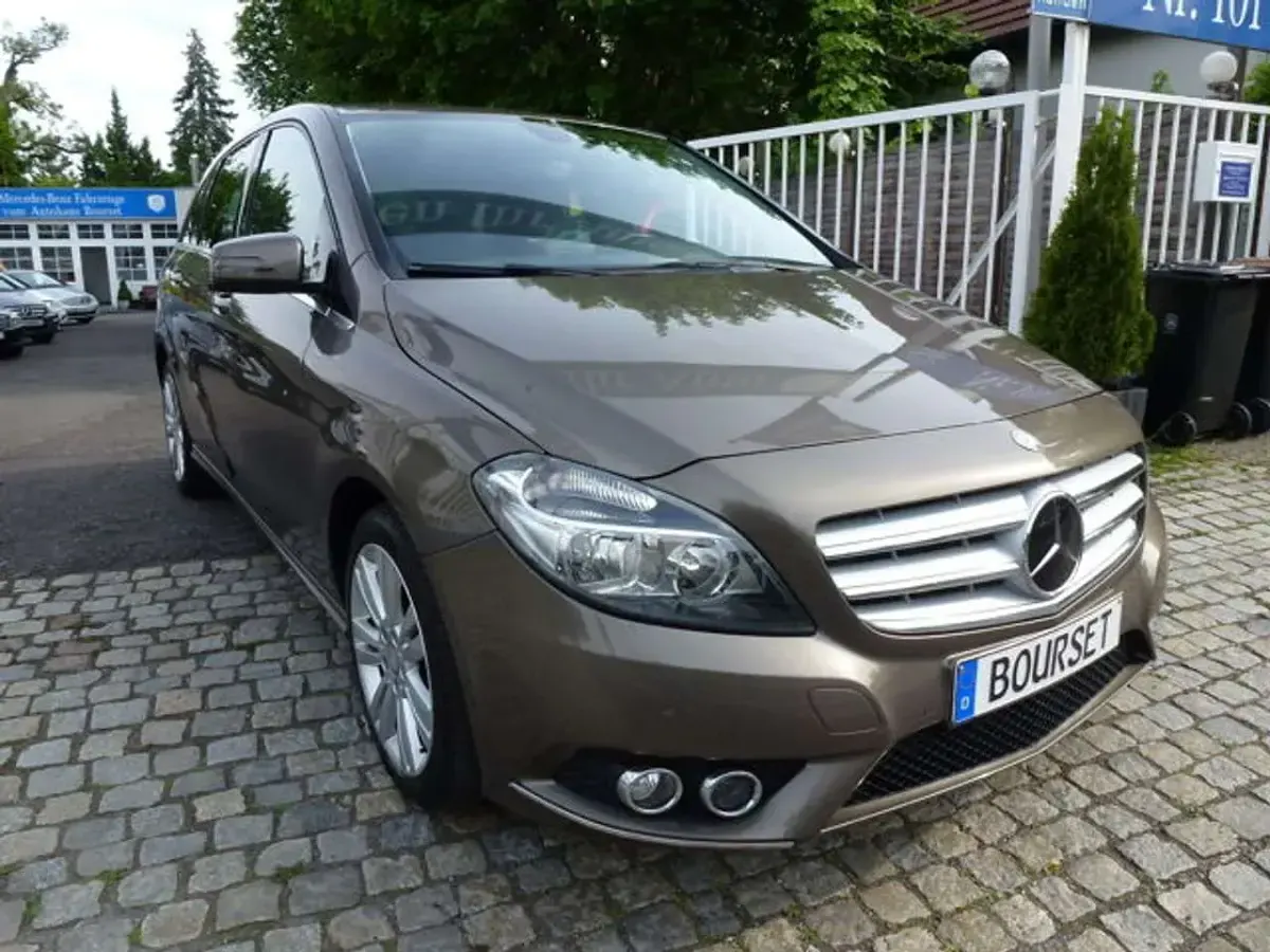 Gebraucht Mercedes B180 122 PS (89 kW) 2012 Braun Kleinwagen