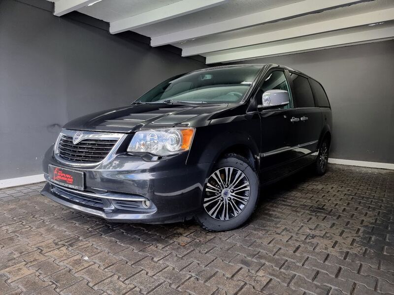 Schwarz Gebraucht 2015 Lancia Voyager S Van / Kleinbus | 16.990 € (Teuer) - Bild 1/4