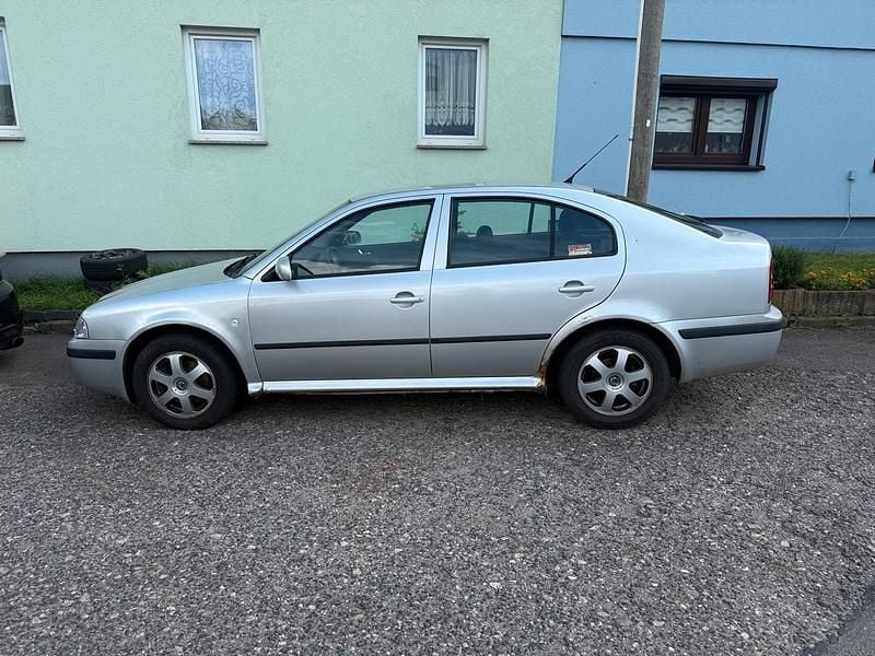 Silber Gebraucht 2003 Skoda Octavia Limousine | 1.000 € (Superpreis) - Bild 1/4