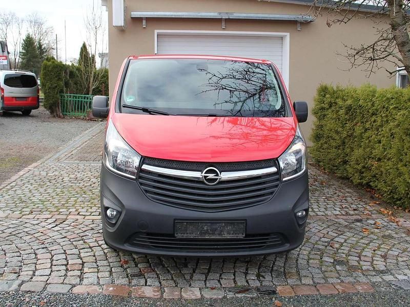 Gebraucht Opel Vivaro 120 PS (88 kW) 2019 Magma rot (b) Van / Kleinbus