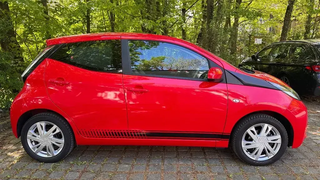 Gebraucht Toyota Aygo 68 PS (50 kW) 2015 Rot Kleinwagen