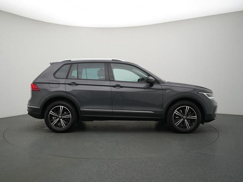 Gebraucht VW Tiguan Active 245 PS (180 kW) 2022 Grau / delfingrau (metallic) SUV