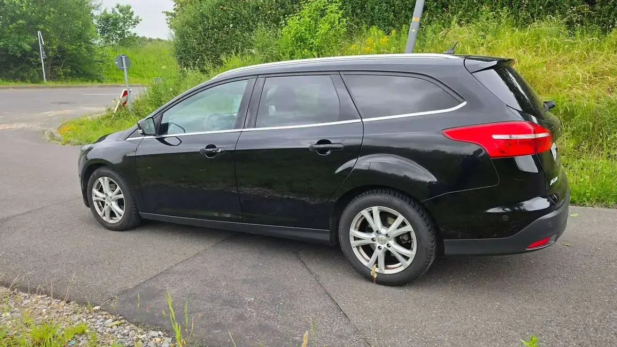 Gebraucht Ford Focus Titanium 125 PS (91 kW) 2017 Schwarz Kombi
