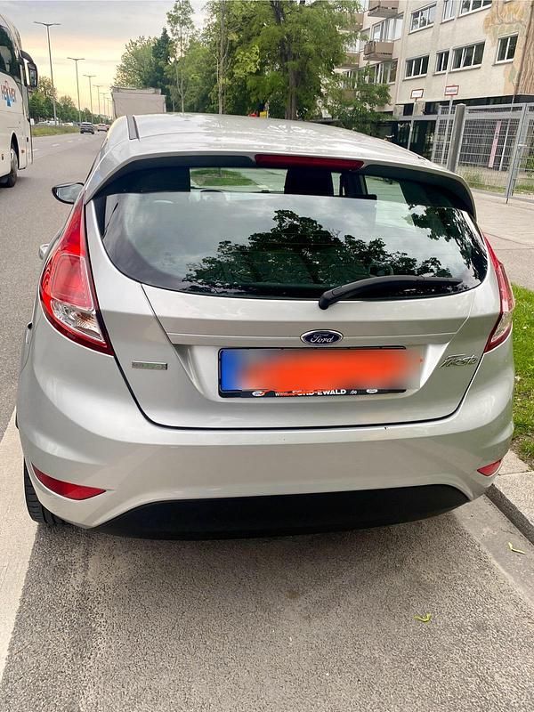 Silber Gebraucht 2015 Ford Fiesta Titanium Limousine | 5.300 € (Etwas zu teuer) - Bild 1/4