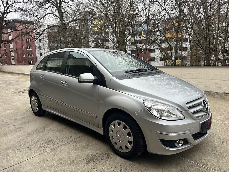 Gebraucht Mercedes B180 116 PS (85 kW) 2011 Silber Van / Kleinbus