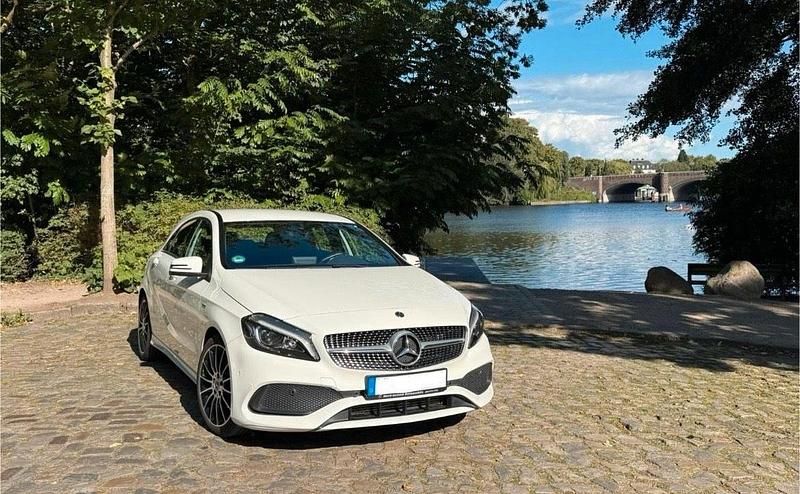 Weiß Gebraucht 2018 Mercedes A180 AMG Limousine | 19.000 € (Superpreis) - Bild 1/4