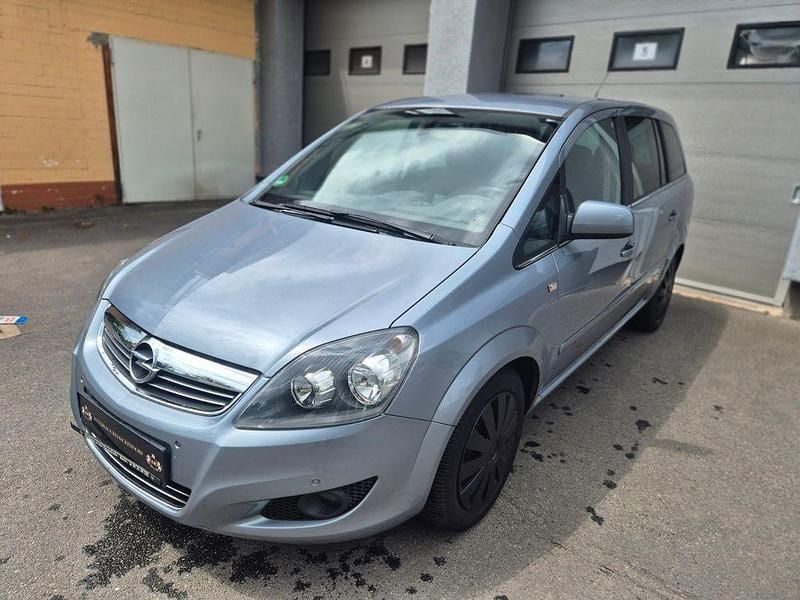 Silber Gebraucht 2011 Opel Zafira Design Edition Van / Kleinbus | 4.990 € (Guter Preis) - Bild 1/4