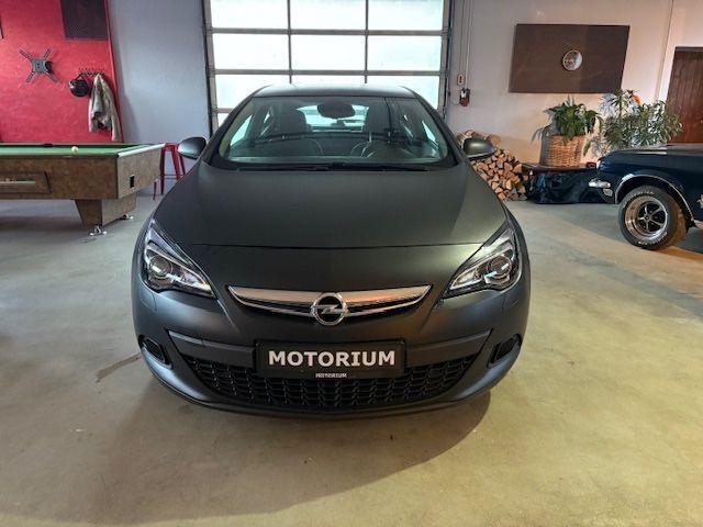 Second-hand Opel Astra 200 CP (147 kW) 2015 Negru Coupe