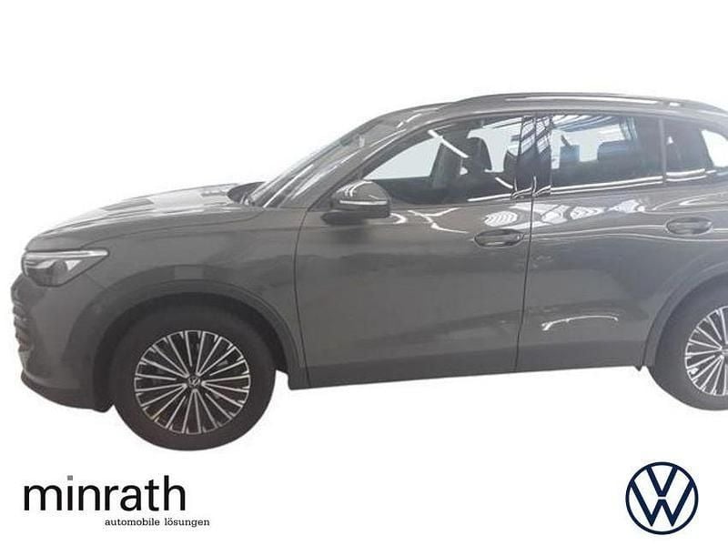Grün Gebraucht 2024 VW Tiguan Life SUV | 35.800 € (Fairer Preis) - Bild 1/4