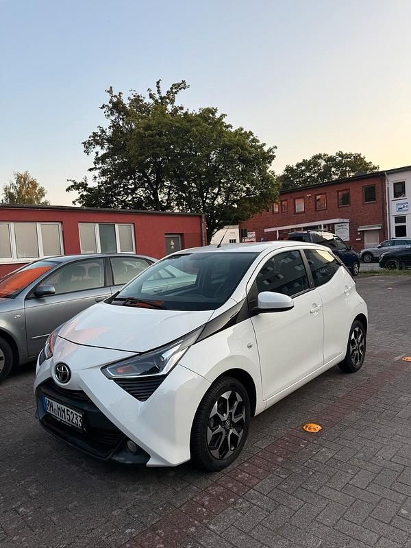 Weiß Gebraucht 2021 Toyota Aygo Kleinwagen | 7.499 € (Guter Preis) - Bild 1/4