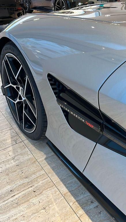 Neu Aston Martin Vanquish 835 PS (614 kW) 2025 Silber