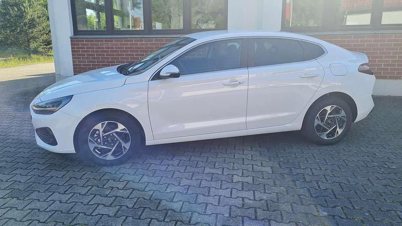 Gebraucht Hyundai i30 Life 140 PS (102 kW) 2024 Serenity white pearl Limousine