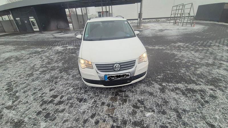 Weiß Gebraucht 2009 VW Touran Trendline Van / Kleinbus | 2.300 € (Guter Preis) - Bild 1/4