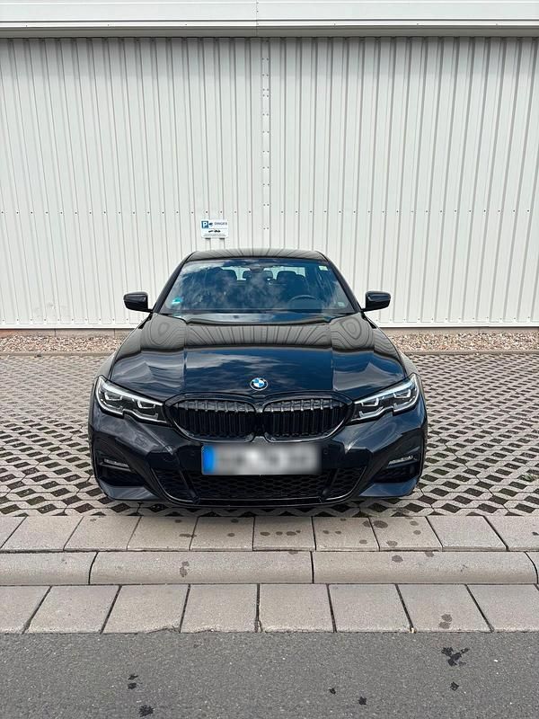 Schwarz Gebraucht 2019 BMW 330e M Sport Limousine | 27.999 € (Fairer Preis) - Bild 1/4