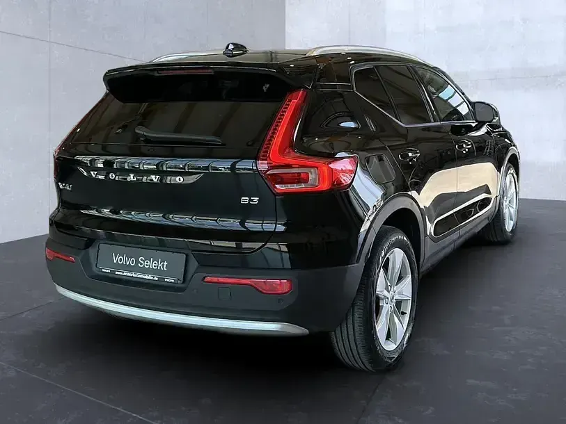 Gebraucht Volvo XC40 Core 163 PS (119 kW) 2023 Black solid (stone) / solid (schwarz) SUV