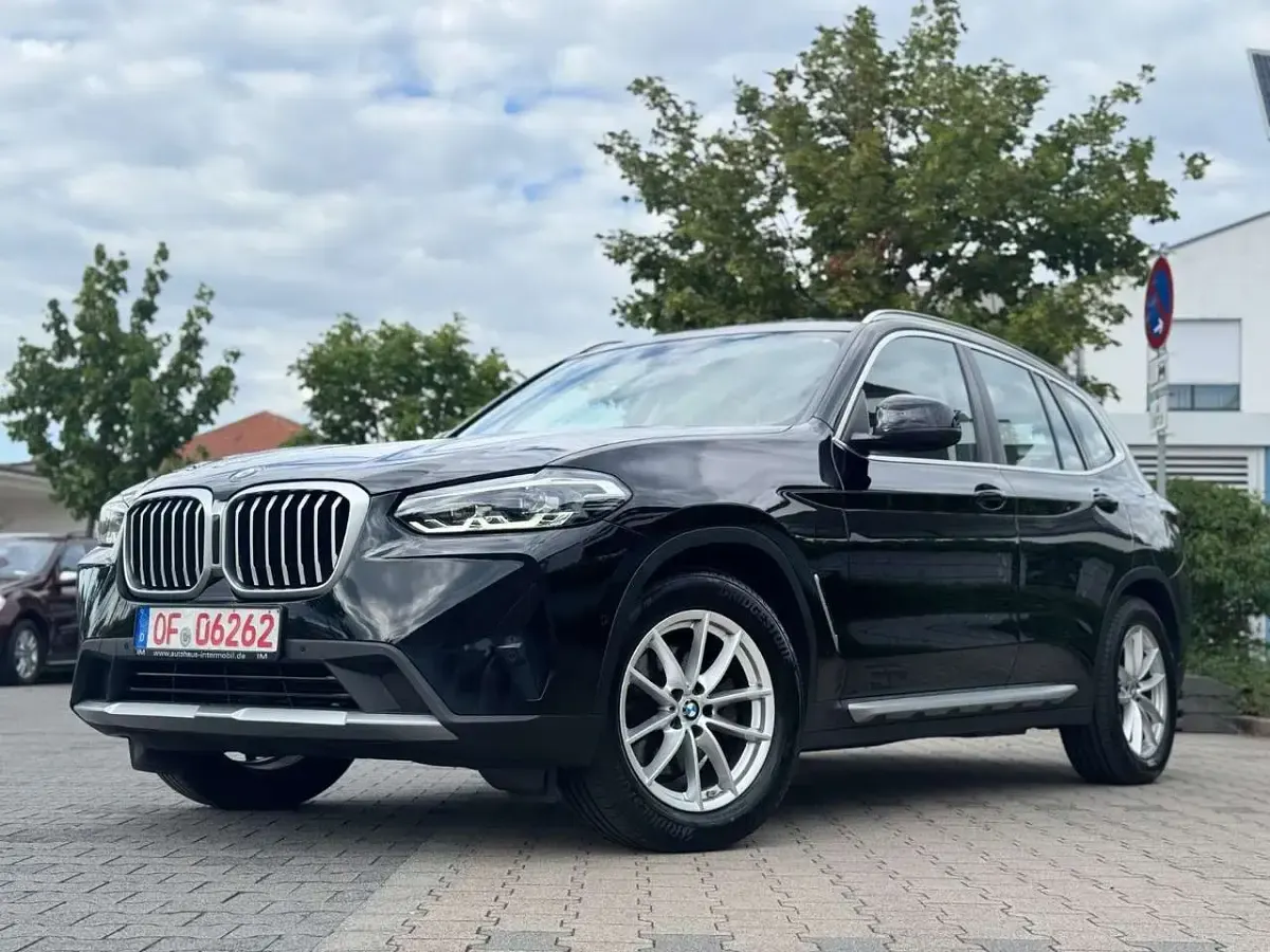 Gebraucht BMW X3 Sport Line 184 PS (135 kW) 2024 Schwarz ii/bonnet fluid black SUV