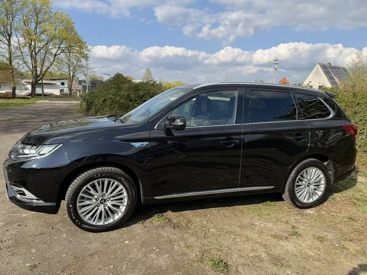 Gebraucht Mitsubishi Outlander P-HEV Plus 224 PS (164 kW) 2021 Schwarz SUV