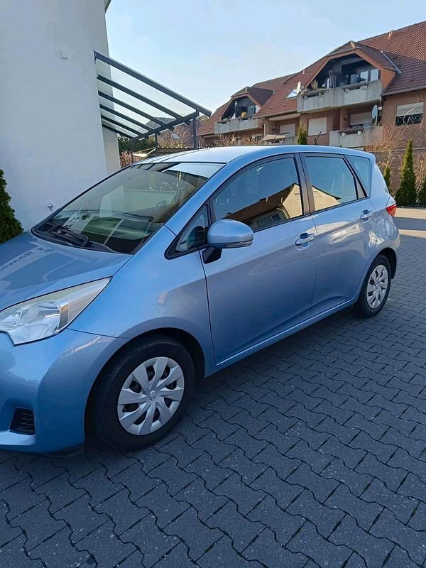 Gebraucht Toyota Verso-S 99 PS (72 kW) 2012 Blau Van / Kleinbus