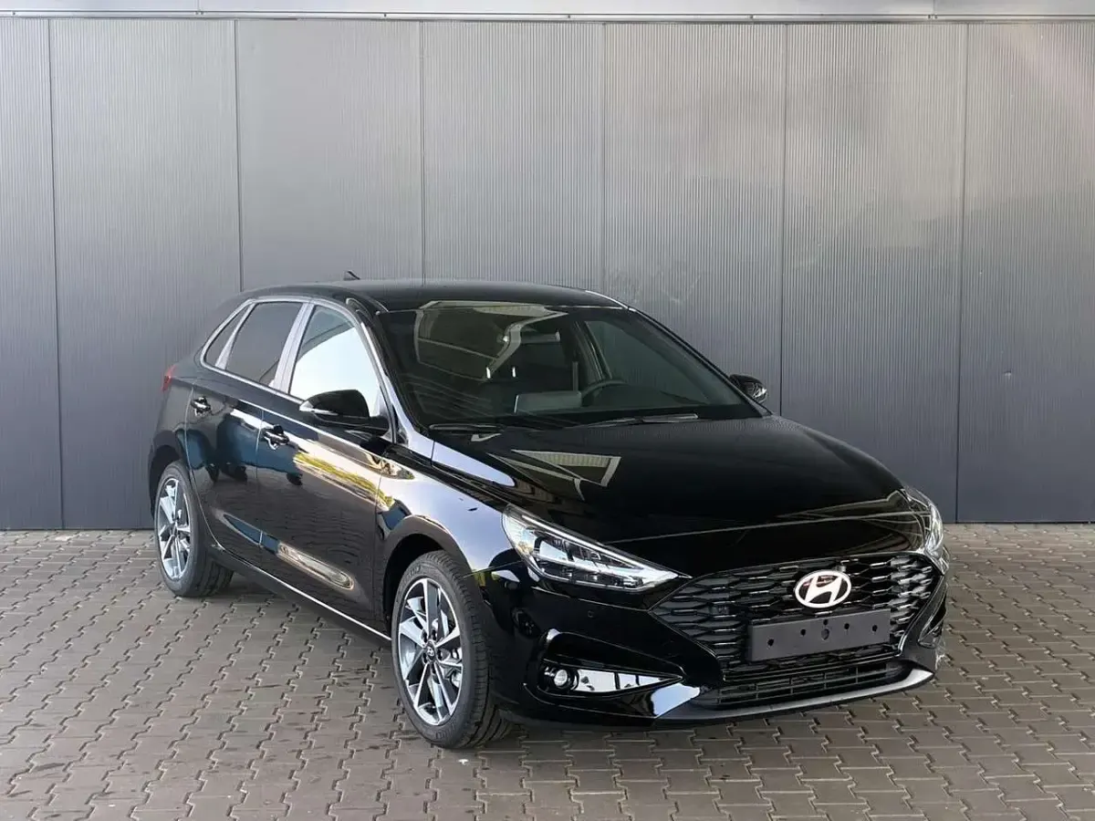 Neu Hyundai i30 Comfort 101 PS (74 kW) 2025 Abyss black Limousine