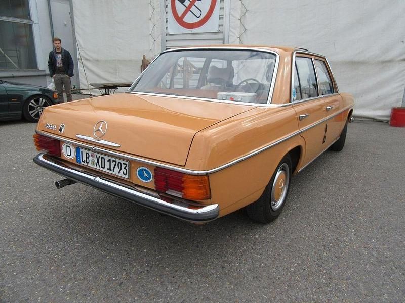 Gebraucht Mercedes 200 95 PS (69 kW) 1976 Beige Limousine