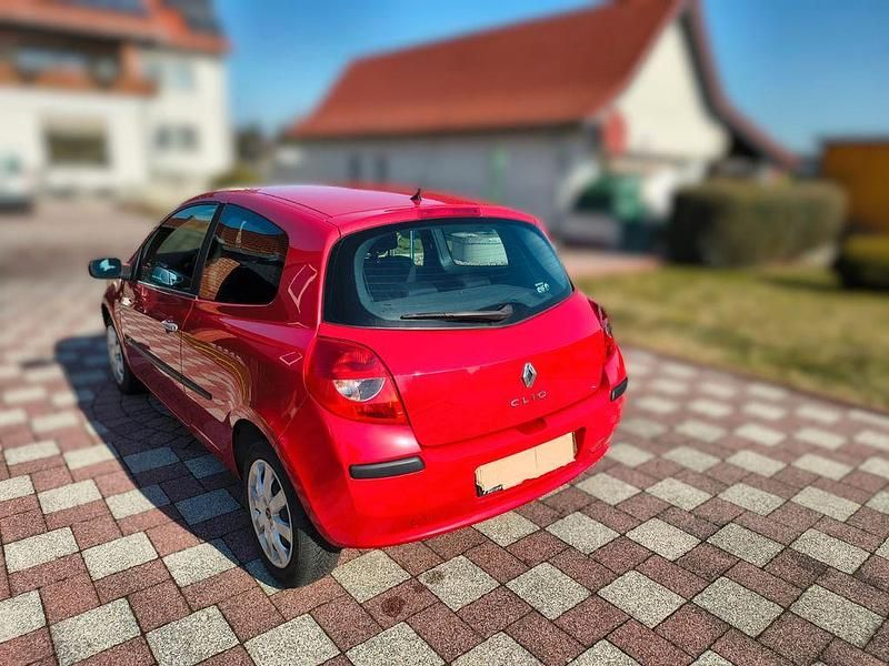 Gebraucht Renault Clio II Authentique 75 PS (55 kW) 2007 Rot Limousine