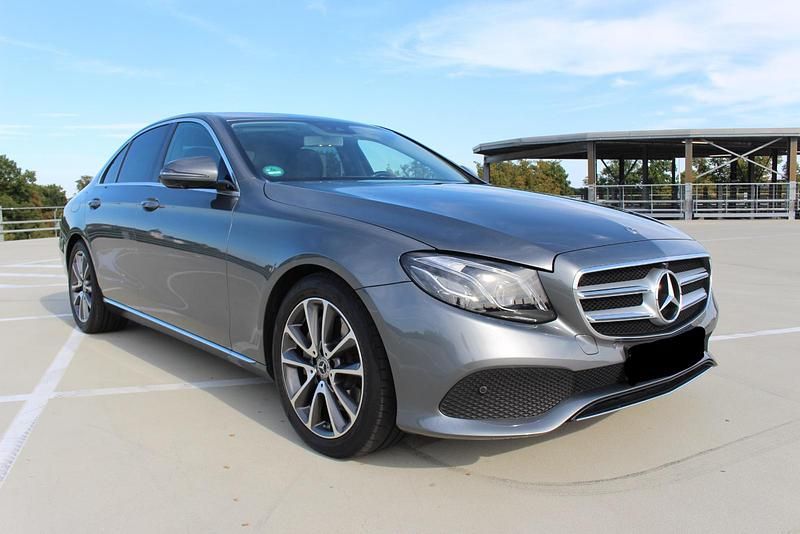 Grau Gebraucht 2017 Mercedes E350 Avantgarde Limousine | 33.900 € (Fairer Preis) - Bild 1/4