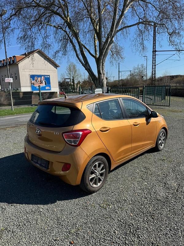 Gebraucht Hyundai i10 67 PS (49 kW) 2015 Orange Kleinwagen